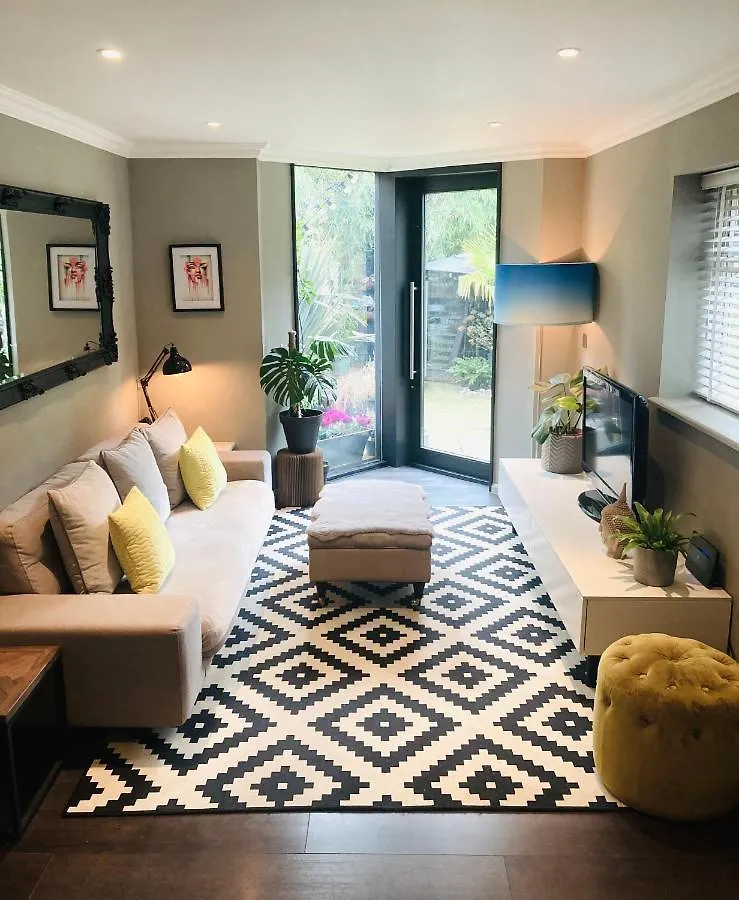 Stunning 1 Bed Garden Apartment London 0*,