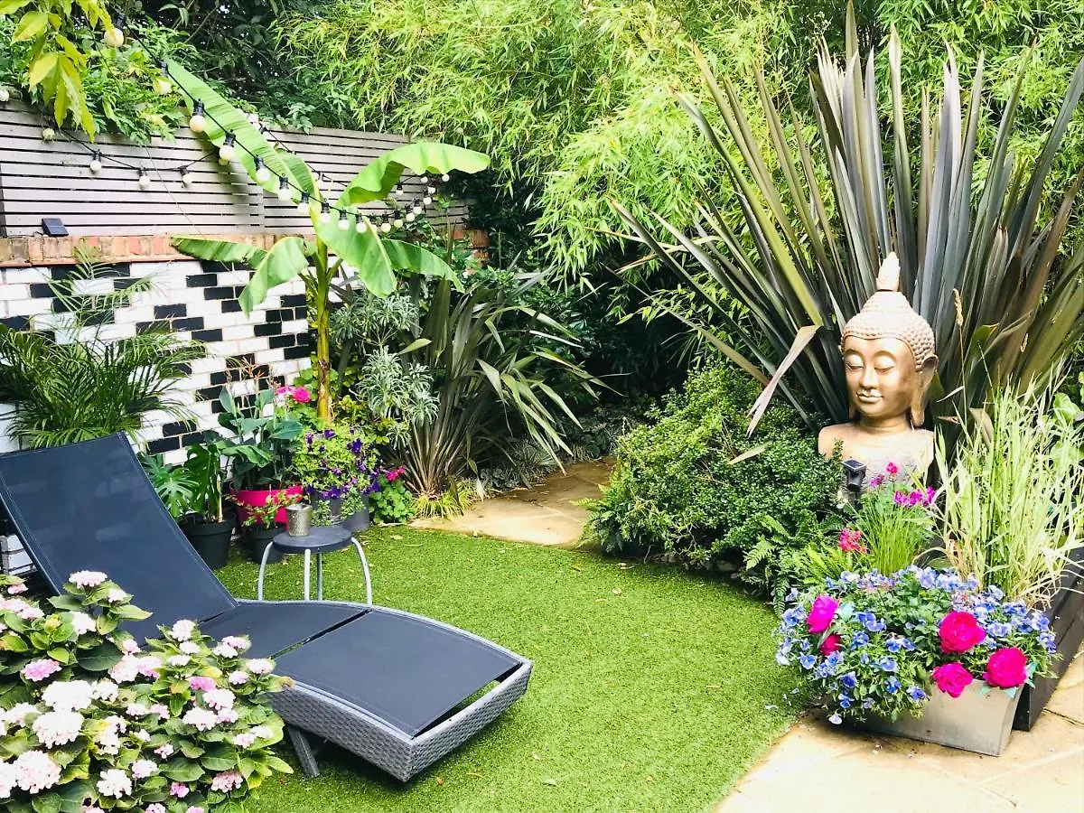 Stunning 1 Bed Garden Apartment contacts