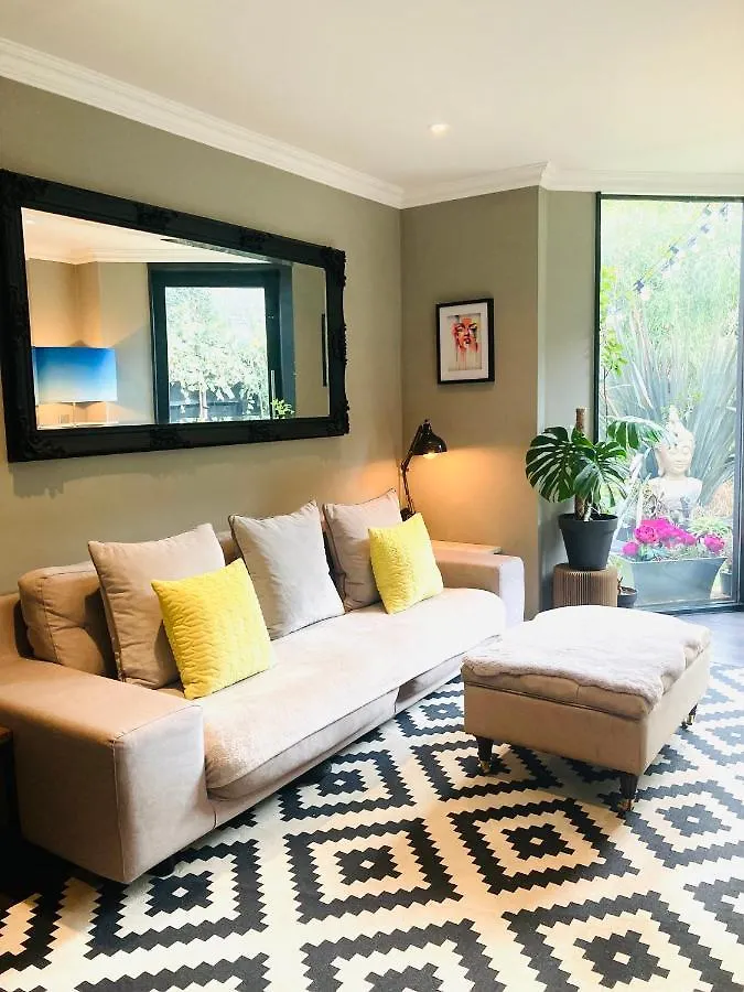 Stunning 1 Bed Garden Apartment London