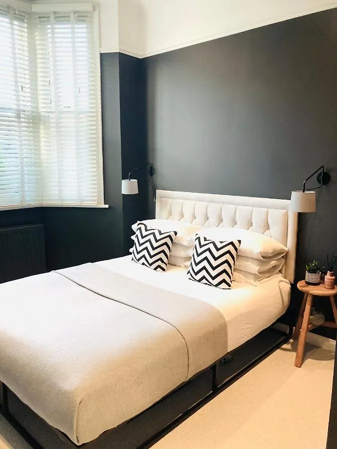 Stunning 1 Bed Garden Apartment London