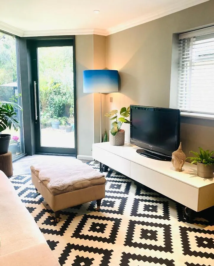 Stunning 1 Bed Garden Apartment London