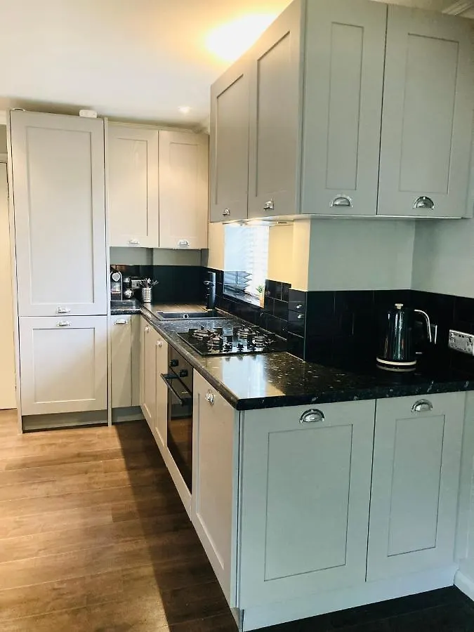 Stunning 1 Bed Garden Apartment London